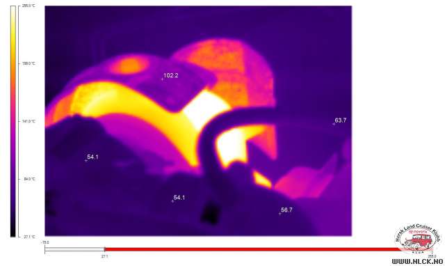 IR-foto av turbo og slange ut av turbo, se temp.markeringer. Kameraet målte maks 255 grader og turbo var varmere enn dette. (Fluke Ti30)