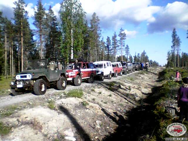 En stor gruppe i variert terreng. Ble akkurat passe tempo for å både kjøre selv og å kunne gå ut av bilen å se litt på andre passere hindre. Godt arrangert!